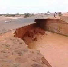تآكل خطير يهدد الطريق الرابط بين الدمازين والروصيرص