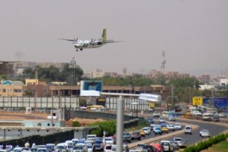 هبوط أول طائرات بمطار الخرطوم بعد هجمات المسيرات