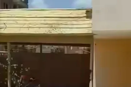بالدموع.. مطرب سوداني يوثق عودته إلى منزله في الخرطوم بعد الحرب