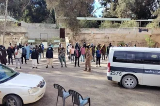 جهاز مكافحة الهجرة ببنغازي يعلن ترحيل 62 مهاجراً سودانياً