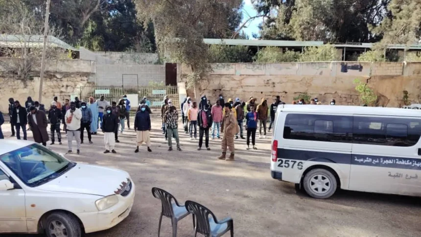 جهاز مكافحة الهجرة ببنغازي يعلن ترحيل 62 مهاجراً سودانياً