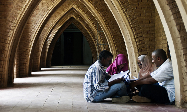 الإدارة العامة للقبول تعلن فتح باب التقديم للجامعات و تحدد الرسوم للتقديم
