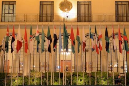 أمين جامعة الدول العربية يصل السودان