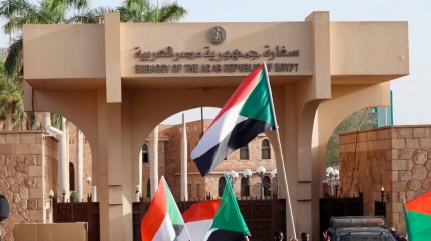ثلاث رسائل من السفير المصري للجنة تهيئة الحوار بالخرطوم