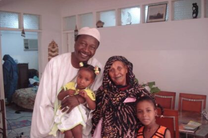 وفاة والدة الفنان السوداني عمر إحساس